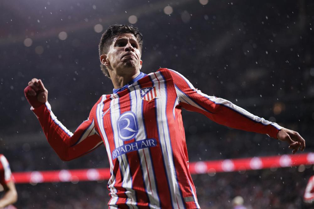 市民在经过 市民在经过